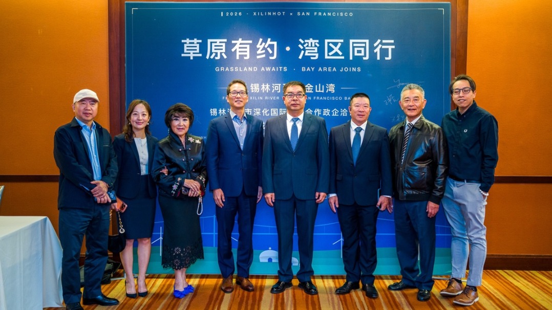 中国日报报道封面照片。根据同乡会提供的信息,名誉主席 Daisy Chu 位于左起第三位,会长 Amy Yang 位于左起第二位。图片来源:中国日报;人物位置说明由同乡会提供。